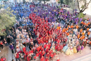 Multitud de personas celebrando la entrega de premios de las Fallas en Puçol