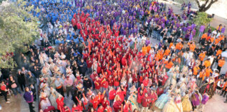 Multitud de personas celebrando la entrega de premios de las Fallas en Puçol