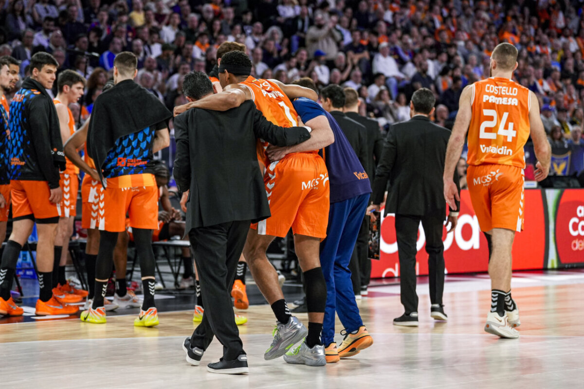 Entrenador Pedro Martínez ayudando a un jugador del Valencia Basket tras un partido