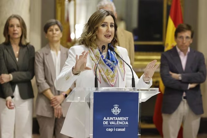 Escultura de dos figuras humanas en un parque durante las Fallas de Valencia