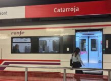 Tren de cercanías en la estación de Catarroja con pasajeros