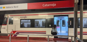 Tren de cercanías en la estación de Catarroja con pasajeros