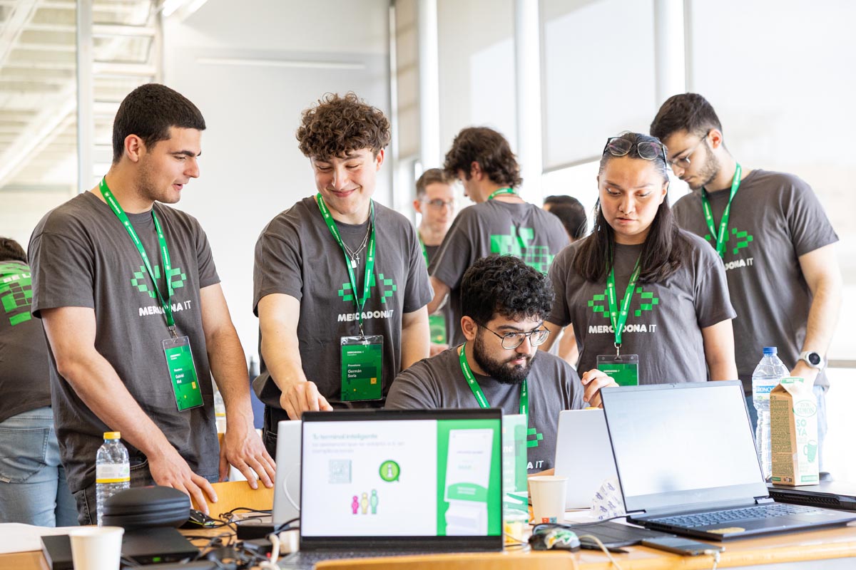 Estudiantes de la UPV colaborando en un hackathon de Mercadona IT