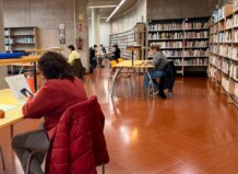 Estudiantes en una biblioteca de Paterna estudiando en mesas