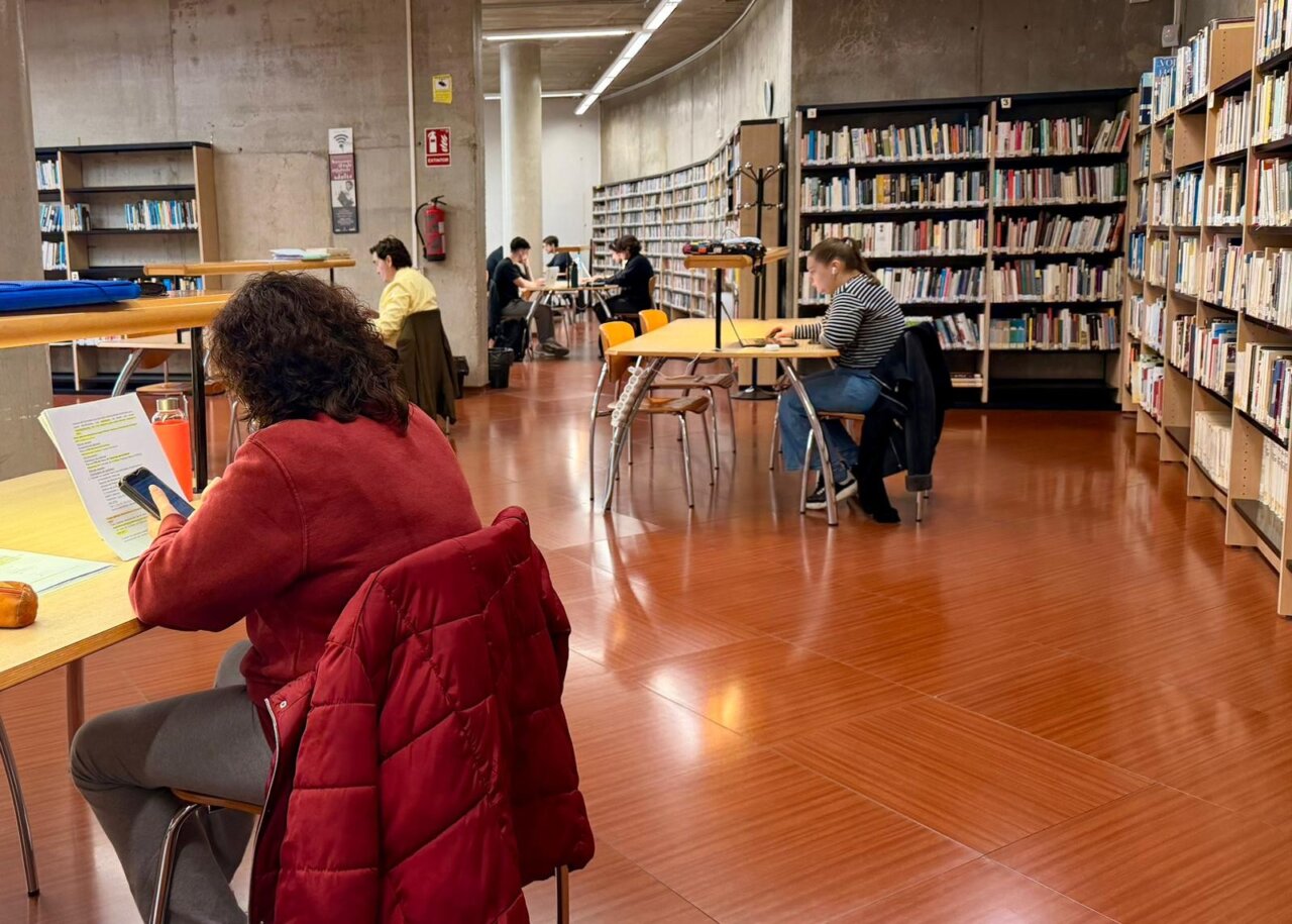 Estudiantes en una biblioteca de Paterna estudiando en mesas