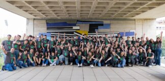 Grupo de estudiantes de la UPV durante un hackathon organizado por Mercadona IT