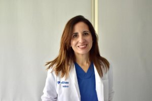 Doctora Sonia Pérez Valle de Vithas en su consultorio