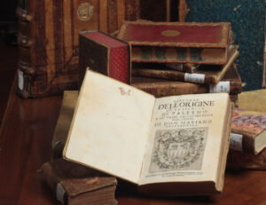 La Biblioteca Histórica presenta una exposición sobre la Casa de Osuna, destacando su legado bibliográfico.