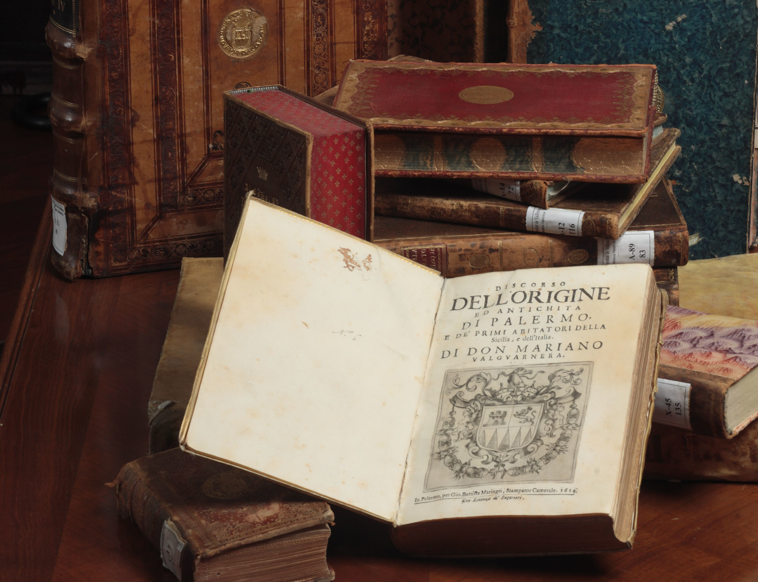 La Biblioteca Histórica presenta una exposición sobre la Casa de Osuna, destacando su legado bibliográfico.