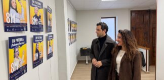 Visita a la exposición de carteles del Día de la Mujer en Paterna.