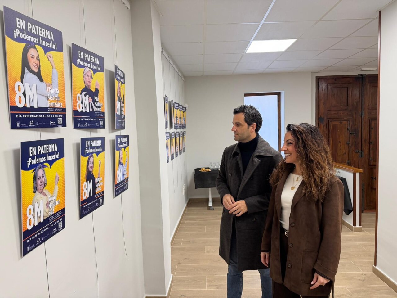 Visita a la exposición de carteles del Día de la Mujer en Paterna.