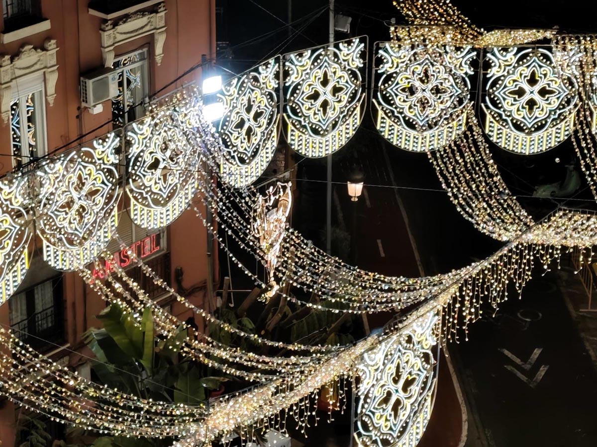 Iluminación espectacular de la Falla Cuba-Puerto Rico en Valencia