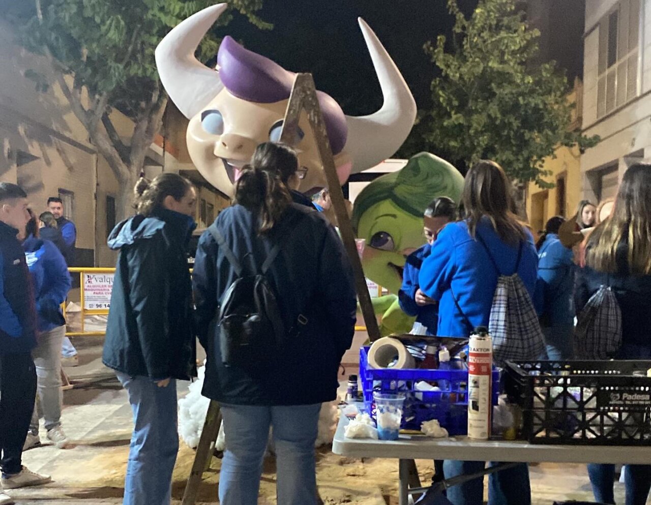 El equipo trabaja arduamente en la falla Badia de Moncada.sin plantar por obra y gracia del artista fallero Pepe Gómez