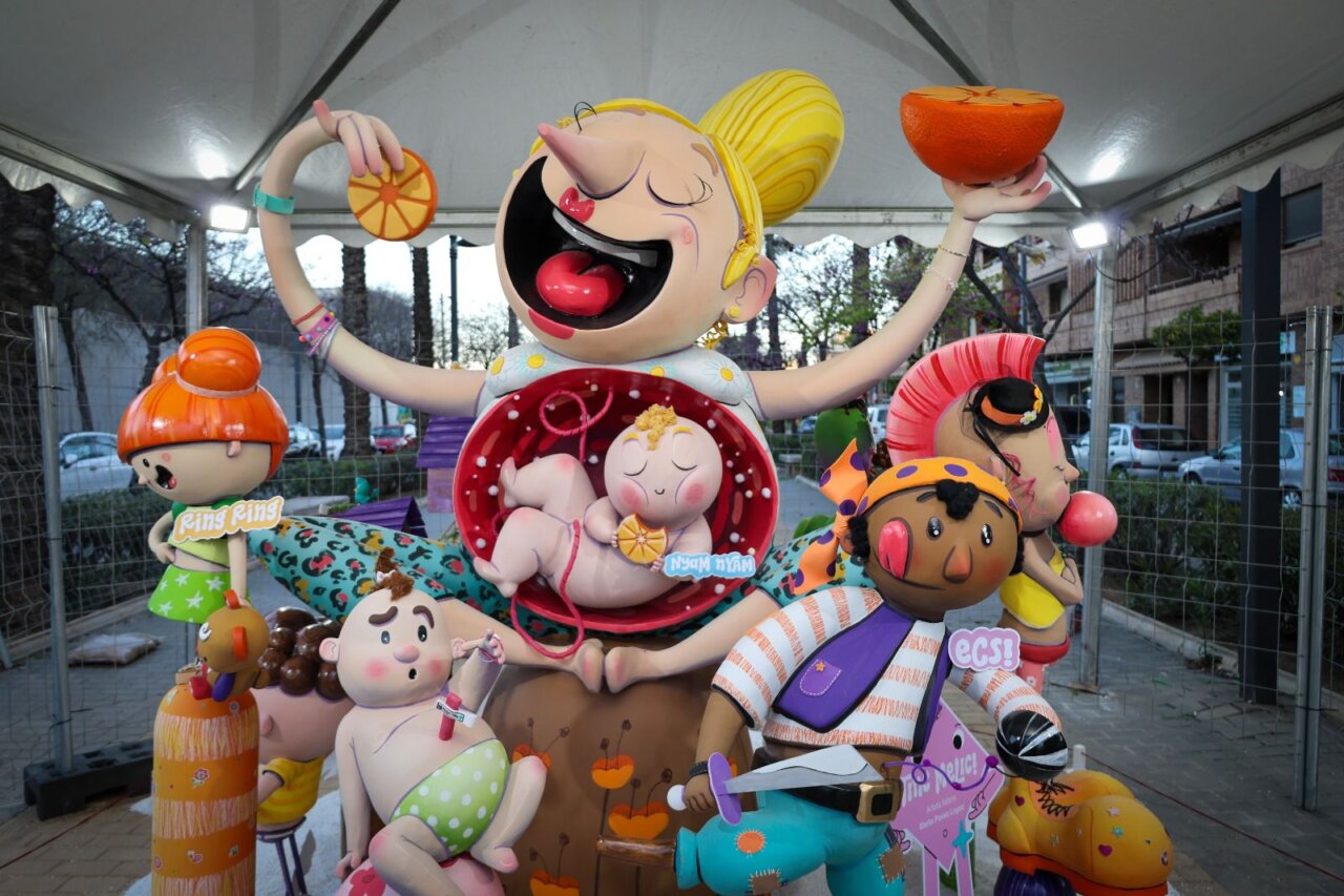 Escena de la falla infantil Cronista Vicent Beguer en Torrent con personajes divertidos.