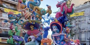 Monumento de la falla Cuba-Literato Azorín con personajes coloridos y detalles artísticos