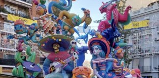Monumento de la falla Cuba-Literato Azorín con personajes coloridos y detalles artísticos