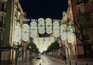 Falla Cuba-Puerto Rico iluminada en la celebración de las Fallas de Valencia