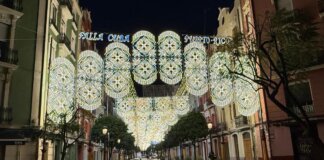 Falla Cuba-Puerto Rico iluminada en la celebración de las Fallas de Valencia