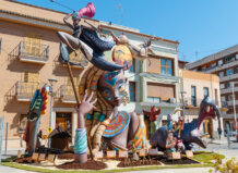 Las fallas El Molí y Carrer Nou brillan en Picassent al alzarse con los máximos premios de las fallas Monumento de la falla El Molí en Picassent con figuras coloridas y detalles artísticos