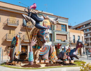 Monumento de la falla El Molí en Picassent con figuras coloridas y detalles artísticos