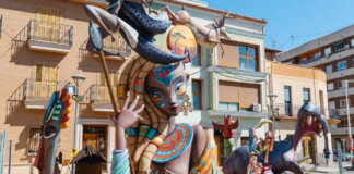 Monumento de la falla El Molí en Picassent con figuras coloridas y detalles artísticos