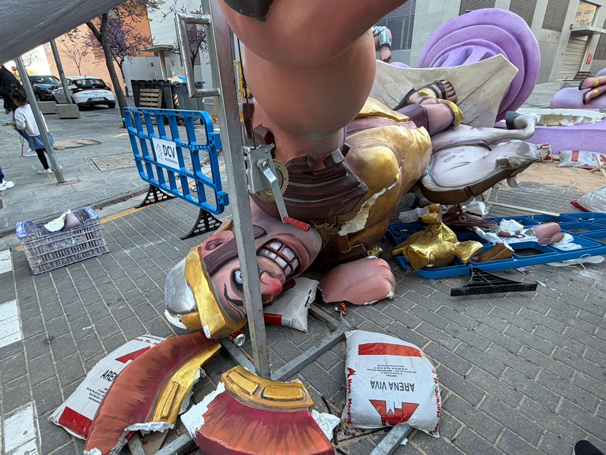 Falla Escultor Vicente Pallardó caída en Torrent debido al viento