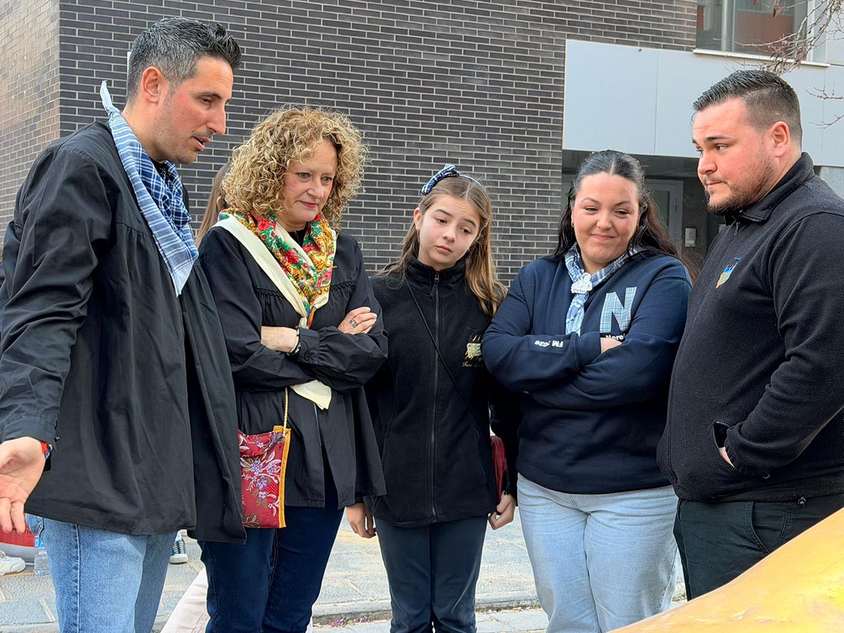 Grupo de personas observando la falla caída en Torrent debido al viento