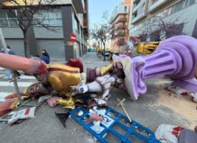 El fuerte viento provoca la caída del elemento principal de la falla Escultor Vicente Pallardó de Torrent Falla Escultor Vicente Pallardó caída por el viento en Torrent