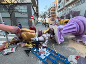 Falla Escultor Vicente Pallardó caída por el viento en Torrent