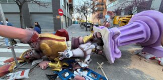 El fuerte viento provoca la caída del elemento principal de la falla Escultor Vicente Pallardó de Torrent Falla Escultor Vicente Pallardó caída por el viento en Torrent