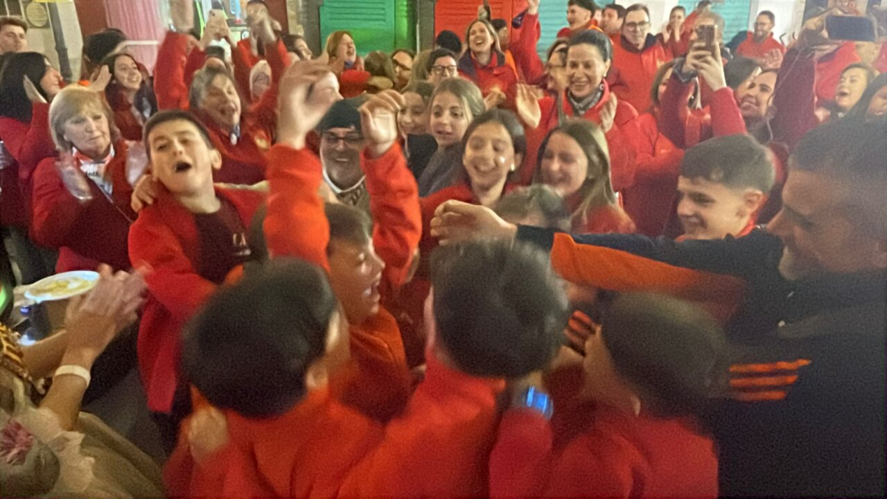 Celebración de la falla Espartero-Ramón y Cajal tras ganar el primer premio.