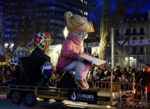 Figura de una niña leyendo en la Cabalgata del Ninot 2026 en Valencia