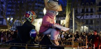 Figura de una niña leyendo en la Cabalgata del Ninot 2026 en Valencia