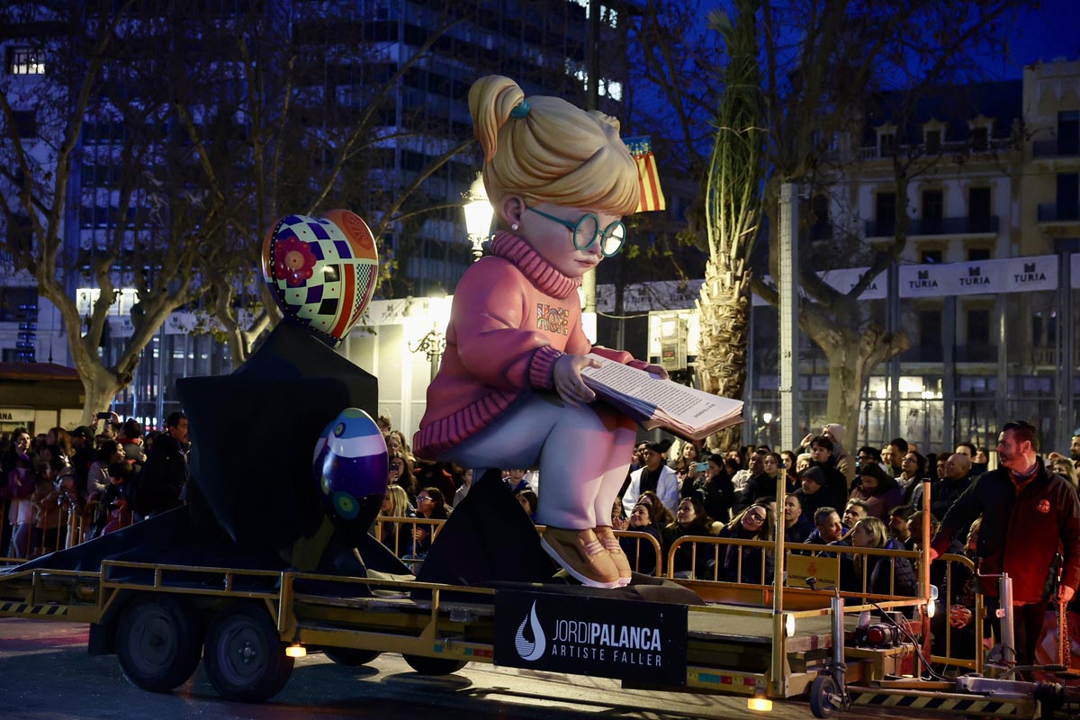 Figura de una niña leyendo en la Cabalgata del Ninot 2026 en Valencia