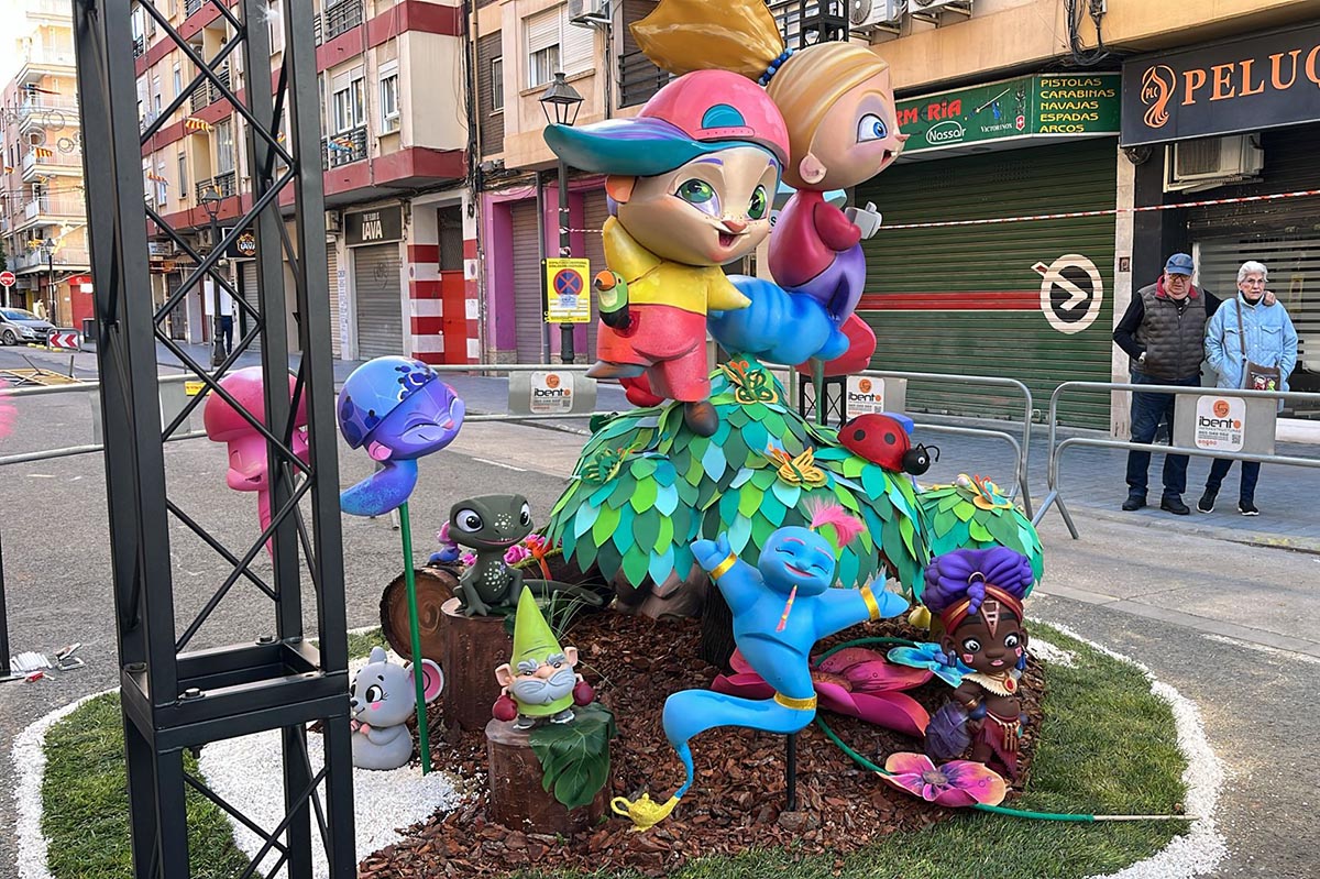 falla infantil de Islas Canarias-Dama de Elche a las  8 de la mañana