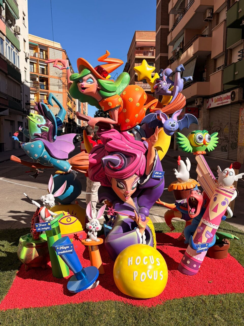 Falla Espartero-Ramón y Cajal en Valencia con personajes coloridos.