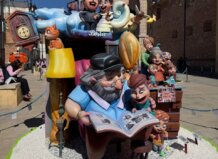 La Falla La Raval lidera el palmarés de las fallas 2026 en Massamagrell Monumento fallero en Massamagrell con figuras caricaturescas y decoraciones coloridas
