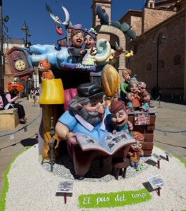 Monumento fallero en Massamagrell con figuras caricaturescas y decoraciones coloridas