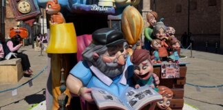 Monumento fallero en Massamagrell con figuras caricaturescas y decoraciones coloridas