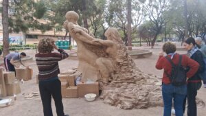 Escultura de la falla No Olvidar la DANA en Valencia con voluntarios