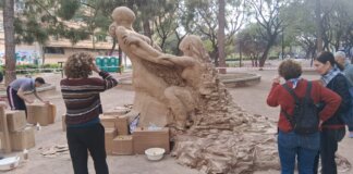Escultura de la falla No Olvidar la DANA en Valencia con voluntarios