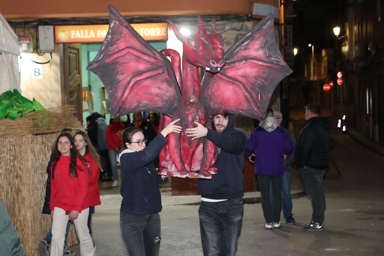 Momentos de la plantà de la falla Palau la Torre en Puçol.