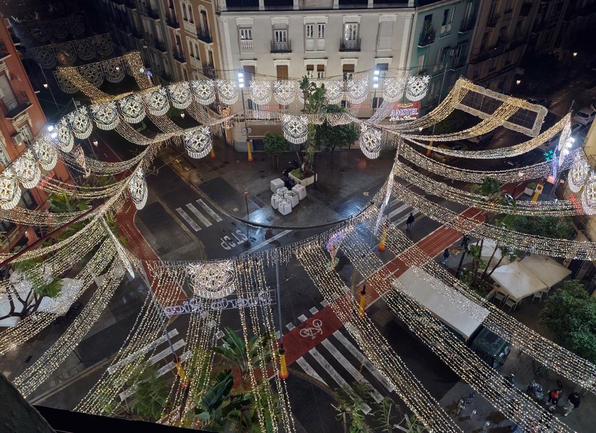Vista aérea de la Falla Cuba-Puerto Rico iluminada en Valencia