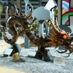 Escultura de dragón en las Fallas 2026 con detalles metálicos