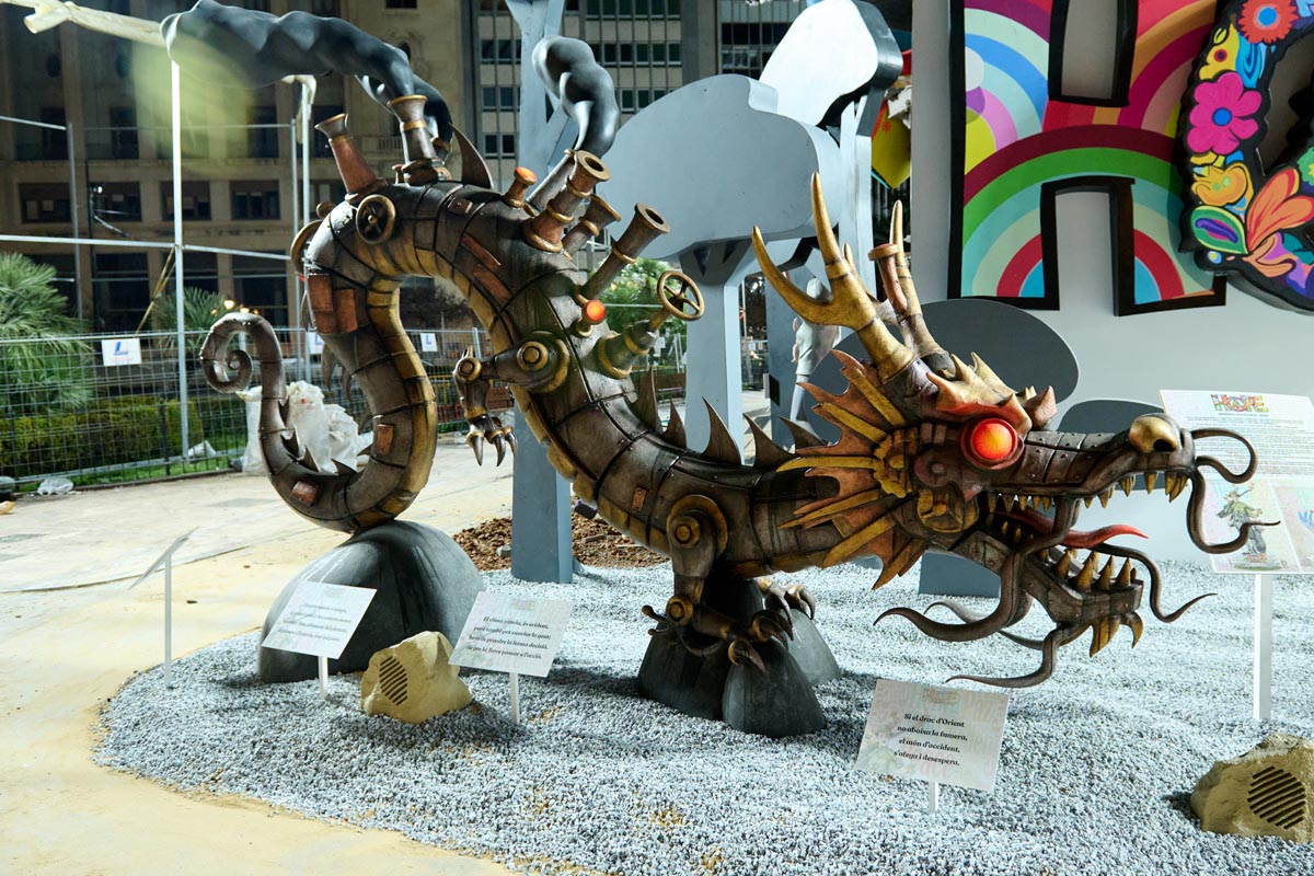 Escultura de dragón en las Fallas 2026 con detalles metálicos