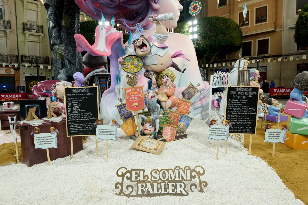 Fallas 2026 con figuras y carteles en el evento El Somni Faller