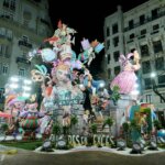 Fallas 2026 con figuras coloridas y monumentos en la noche