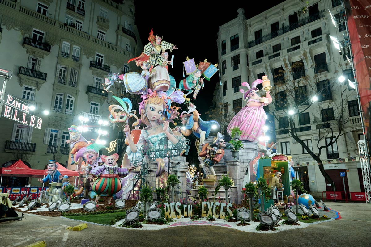 Fallas 2026 con figuras coloridas y monumentos en la noche