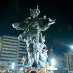 Estatua de gran tamaño en las Fallas 2026 iluminada de noche