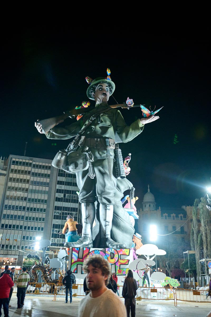 Estatua de gran tamaño en las Fallas 2026 iluminada de noche